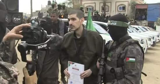 الأخبار العربية والعالمية.. الفصائل الفلسطينية تسلم الاحتلال 3 إسرائيليين من دير البلح وسط غزة.. ترامب يوقع أمرا تنفيذيا يستهدف جنوب أفريقيا.. أمر قضائي بمنع إيلون ماسك من الوصول إلى بيانات حساسة بوزارة الخزانة