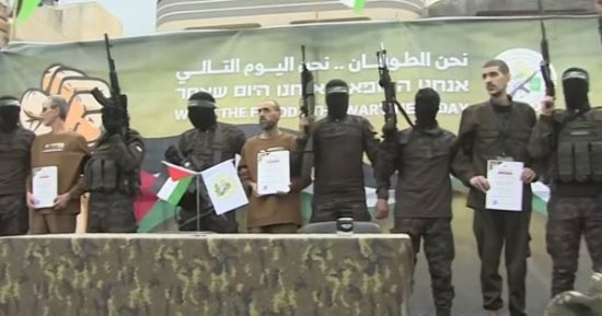 الصليب الأحمر يتسلم 3 رهائن إسرائيليين من الفصائل الفلسطينية بوسط غزة.. صور