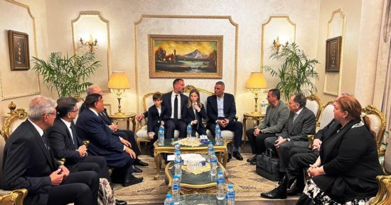مطار أسوان الدولى يستقبل جثمان الأغاخان كريم الحسينى تمهيداً لدفنه