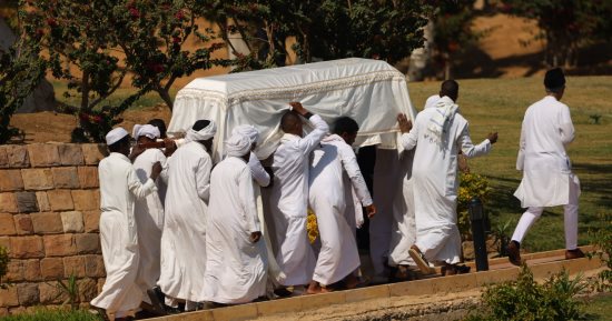 أسوان تودع الأمير كريم الحسينى الأغاخان الرابع لمثواه الأخير.. جثمان إمام "الإسماعيلية" يصل جنوب مصر قادما من لشبونة.. المحافظ يتقدم الجنازة.. والكنيسة تدق أجراسها أثناء مرور الموكب الجنائزى.. صور