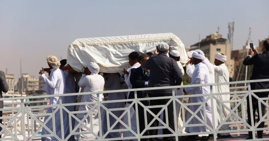 الوداع الأخير.. جنازة مهيبة للأمير كريم الحسينى الأغاخان الرابع بأسوان.. صور