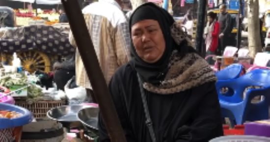 بائعات المخلل والسمك والِكشك كفاح يومى بفرشة على رصيف.. فيديو