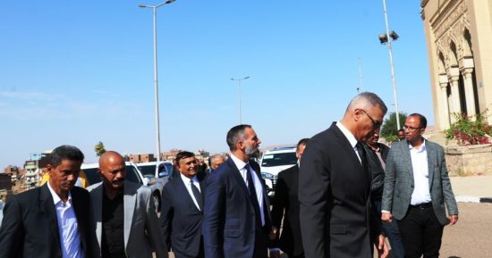 محافظ أسوان والأمير رحيم الأغاخان الخامس يتفقدان مشروع تطوير منطقة الطابية