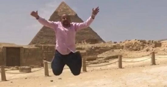 لو بتفكر تزور الأهرامات.. شاب يحذر من تريند الصورة الطائرة: رجلي اتكسرت