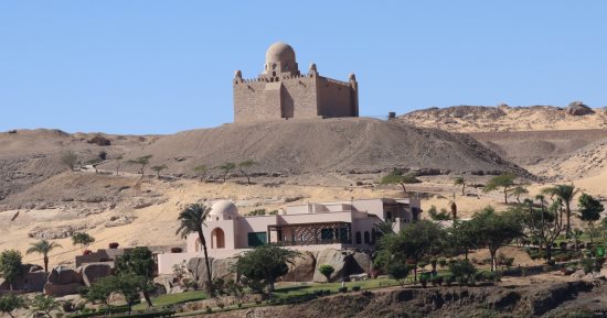 قبل لحظات من دفن الأمير كريم الحسينى.. شاهد مقبرة الأغاخان فى أسوان على الطراز الفاطمى