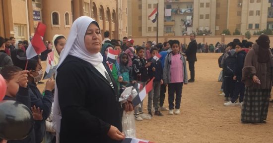 مديرة مدرسة بالشرقية تستقبل طلابها بالبلالين وعلم مصر    