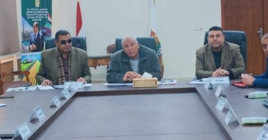 محافظ الوادي الجديد يعقد اجتماعا لمتابعة تجهيزات المساعدات المتجهة لغزة