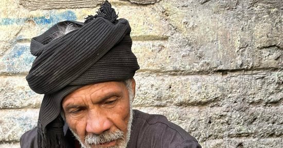 علمها لأبنائه للحفاظ عليها.. "جمال" معلم على المعاش يعمل فى حرفة الجريد بقنا
