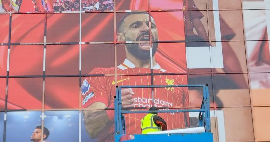 صورة محمد صلاح تتصدر واجهة أنفيلد بعد تجديدها اليوم