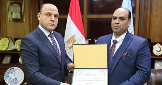 محافظ كفر الشيخ يكرم عضو الشبكة الوطنية للطوارئ لحصوله على المركز الأول