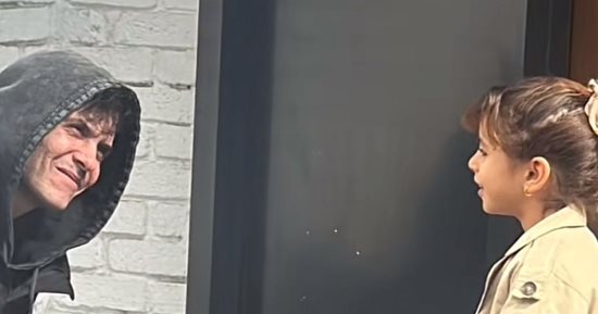 "اسمك حلو أوى".. هذا ما قاله أمير عيد للطفلة جميلة