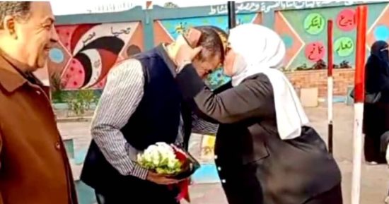 "قبلت يده فى الطابور".. تعليم الشرقية: من حق وكيلة المدرسة وزوجها التظلم