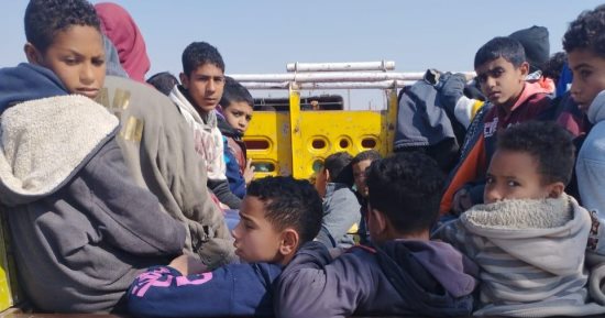 محافظ المنيا يضبط سيارات بيك أب تنقل عمالا بعد حظر استخدامها فى نقل الركاب