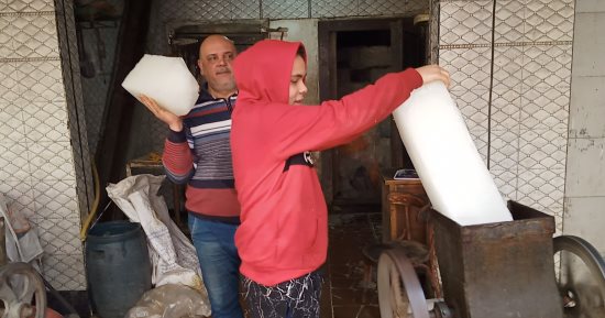 حكاية أشهر تاجر ثلج فى البحيرة.. عم خميس 40 سنة فى المهنة ولسه بيعافر