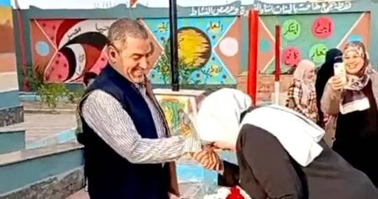 تفاصيل واقعة تقبيل وكيلة مدرسة بالشرقية يد زوجها المدير فى طابور الصباح.. الزوجة فى التحقيقات: حاولت رفع روحه المعنوية بعد إجرائه عملية تركيب دعامات بالقلب.. والتعليم توقع جزاء 7 أيام وتنقلهما لمدرسة أخرى.. صور