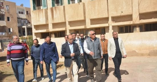 محافظ الوادى الجديد يتفقد المركز الطبى بالخارجة تمهيدا لإدراجه بمنظومة التأمين