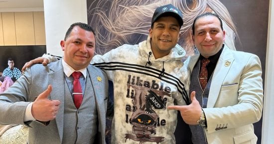 عصام صاصا داخل منزله بصحبة فريق الدفاع بعد إخلاء سبيله من قسم الطالبية