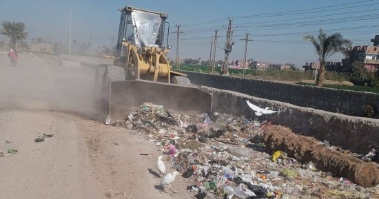 إزالة تراكمات القمامة ورفع 105 أطنان مخلفات بمركز أبنوب فى أسيوط