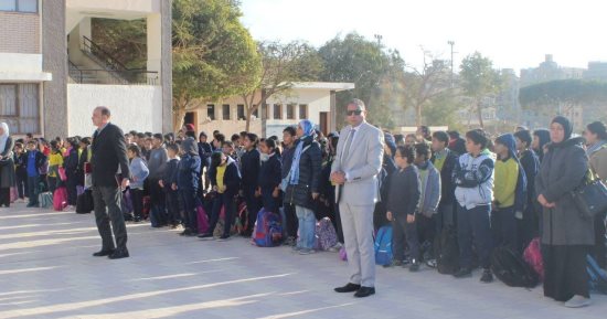 إحالة عدد من العاملين بمدرسة للشؤون القانونية خلال زيارة لمدير تعليم الجيزة