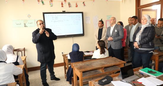 محافظ بنى سويف يطمئن على انتظام سير الدارسة بمدرسة السيدة خديجة الثانوية بنات