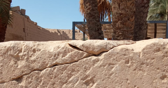 التحقيق فى كسر حجر أثرى يزن 26 طنا بمعابد الكرنك خلال نقله.. صور