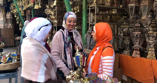 رمضان فى مصر حاجة تانية.. روحانيات الشهر الكريم تنشر البهجة فى شوارع المحروسة.. الزينة عادة لا تغيب عن بيوت المصريين.. وشراء الفوانيس فرحة تدق باب السعادة على الجميع.. والمهن الموسمية أبواب رزق بشهر الخير