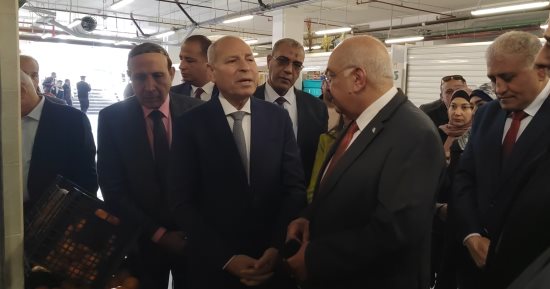 محافظ القاهرة: لن يسمح بتواجد الباعة الجائلين بالحى العاشر بعد السوق الحضارى
