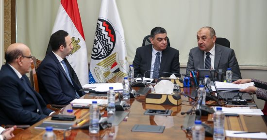 وزير قطاع الأعمال يبحث مع رئيس هيئة الشراء الموحد تعزيز التعاون فى توفير الأدوية