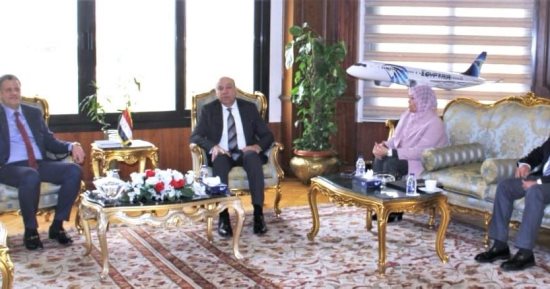 وزير الطيران يلتقي بوفد بريطانى لبحث اٍنشاء مجمع طبى متكامل بمطار القاهرة الدولى