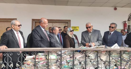 الوادى الجديد تطلق مبادرة تكافلية لإعادة استخدام الكتب الدراسية لترشيد النفقات.. تكليف مؤدى الخدمة العامة بفرز الكتب ونقلها لمطابع مركز التكوين المهنى لإعادة تغليفها.. وإنشاء مكتبة فصلية لكل مدرسة.. صور