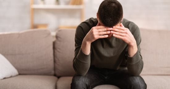 مش كريتيف.. رجل يزور شهادة وفاة جده ليحصل على إجازة من العمل بعد خيانة حبيبته