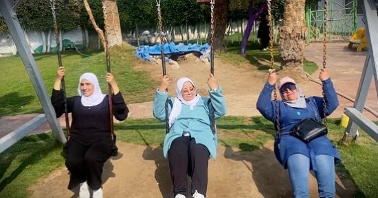 حكاية شباب بعمر السبعين.. طلعوا رحلة بعد المعاش ورجعوا شباب تانى (فيديو)