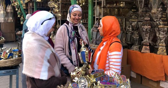 المصريون يستعدون لأجواء رمضان.. ديكورات وفوانيس وفرحة في الشوارع
