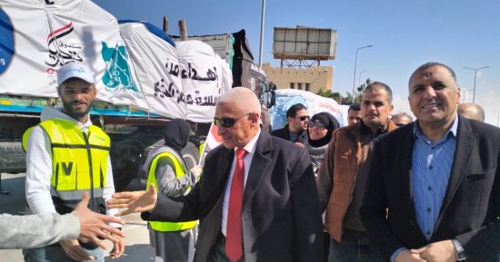 محافظ شمال سيناء يشهد اصطفاف شاحنات المساعدات لدعم الفلسطينيين فى غزة