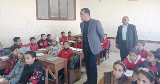 مدير تعليم سوهاج يتابع انتظام الدراسة بمدرسة نجع الشوش للتعليم الأساسى