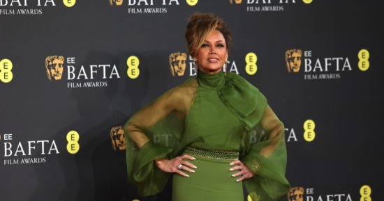 فانيسا ويليامز وويل بولتر ونجوم الفن على السجادة الحمراء لجوائز الـ bafta