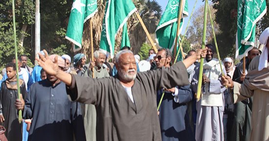 أهالى قرية الكوبانية فى أسوان يحتفلون بمولد أبواليزيد البسطامى.. "دورة وطوفة المولد" تجوب شوارع القرية ابتهاجاً بالمولد.. و"ذبح الذبائح والولائم وحلقات المديح والذكر وألعاب الأطفال" أبرز مظاهر الليلة.. صور