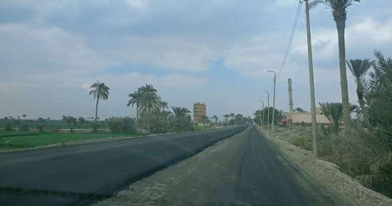 رصف وتطوير طريق 21 أطفيح - الكريمات فى الجيزة لتسهيل حركة سير المواطنين