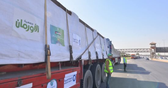 تجهيز المساعدات ضمن القافلة الإغاثية العاشرة إلى غزة