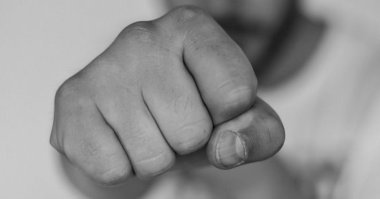 تفسير حلم الخناقة.. لماذا لا يمكنك توجيه ضربات قوية في الأحلام؟
