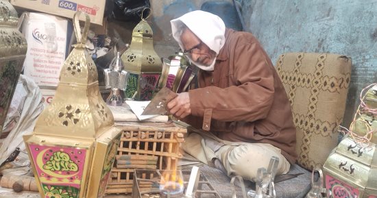 أقدم ورشة لتصنيع فوانيس رمضان فى بنها.. عم مجدى 50 سنة مهنة.. فيديو