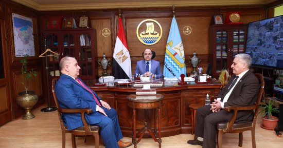 محافظ كفر الشيخ يناقش سبل التنمية الزراعية والاستفادة من المبادرات البنكية