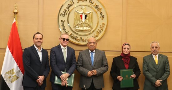 وزير الكهرباء يشهد توقيع اتفاقية مشروع محطة رياح بقدرة "2000 "ميجاوات