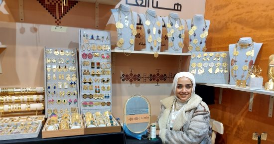 الإبداع المصرى يواصل طريقه نحو العالمية.. معرض ديارنا لوزارة التضامن منصة للحرفيين تجمع بين التراث والحداثة.. عمرو يحول الأثاث للوحات فنية.. إيناس تبدع فى الإكسسوارات المطلية بالذهب.. ومنار تنسج بخيوط الكروشيه
