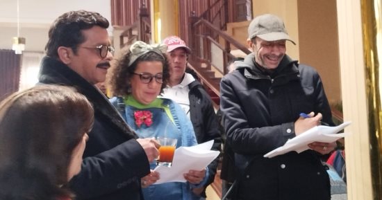 محمد هنيدى يشيع جو من البهجة والمرح داخل كواليس مسلسل شهادة معاملة أطفال