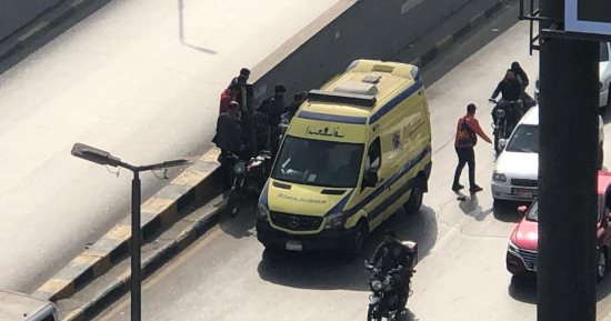 إصابة شخص صدمته سيارة أثناء عبوره للطريق فى المرج 