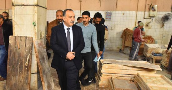 محافظ أسيوط يفاجئ المخبز الآلى بالوليدية ويشدد على الالتزام بالمواصفات