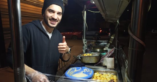 قصة نجاح "هشام" طالب صيدلة صباحا وبائع زلابية ليلا بمحافظة الغربية