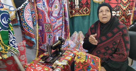 40 سنة فى صناعة الخيامية.. قصة كفاح السيدة "حسنة" من الغربية تبدع فى الهاند ميد وفوانيس رمضان.. ورثت المهنة عن زوجها وتجهز شغل رمضان كل عام بداية من شهر شعبان.. وتؤكد: أعمل مع أولادى وأحفادى فى هذا المهنة.. صور