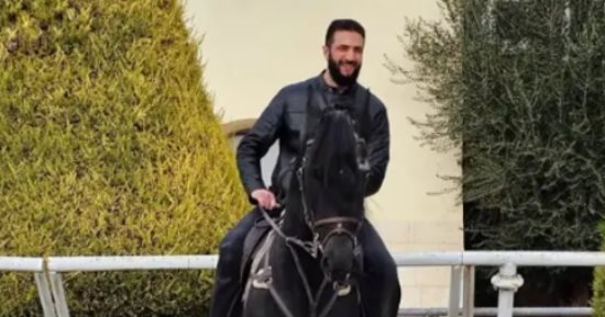 بجينز وسترة جلد.. الرئيس السورى على حصان أسود.. صور